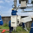 Técnicos de CNEL realizan mantenimiento en la subtransmisión de Pascuales.