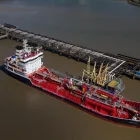 Referencial. Vista aérea de un buque atracado en un puerto industrial, en medio de las tensiones por el bloqueo comercial en Irán.