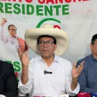 El candidato a la presidencia de Perú del partido Juntos por el Perú, Roberto Sánchez (c), habla durante una rueda de prensa en Lima (Perú).