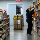 Fotografía de una persona haciendo compras en un supermercado de Argentina.