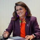 María José Pinto durante actividades oficiales en España mientras en Ecuador se difundían los comunicados sobre despidos en salud.