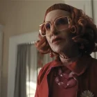 El personaje de Amy Madigan, la tía Gladys quien tuvo su debut en 'Weapons' regresará para una precuela.