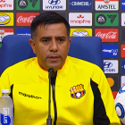 César Farías, entrenador de Barcelona, durante la rueda de prensa.