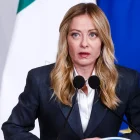 La primera ministra italiana, Giorgia Meloni, asiste a una rueda de prensa en el Palazzo Chigi de Roma, Italia, el 15 de abril de 2026.