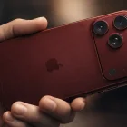 Supuesta filtración del iPhone 18 Pro Max revela un diseño robusto con triple cámara y acabado en tono rojo oscuro metálico.