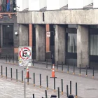 La maleta fue abandonada en el hall del ingreso al Palacio Municipal.