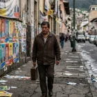 La imagen captura la saturación visual de afiches y el deseo de un cambio genuino en la clase política.