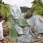 En La Bota se han registrado varios deslizamientos de tierra. Un talud fue cubierto con plástico negro.