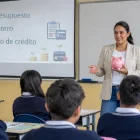 Estudiantes recibirán educación financiera tras la aprobación de la nueva ley que busca frenar el sobreendeudamiento.