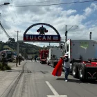 Camiones de carga permanecen detenidos en Rumichaca tras la caída del comercio bilateral entre Ecuador y Colombia por la subida de aranceles.