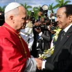 El papa León XIV estrecha la mano de un líder político en Camerún, durante su mensaje contra el uso de la fe con fines bélicos.