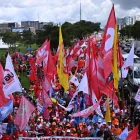 Personas participan en una protesta que pide el fin de la escala laboral 6x1 este miércoles, 15 de abril de 2026, en Brasilia (Brasil).