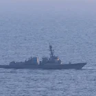 Destructor de misiles guiados USS Spruance (DDG 111) estadounidense durante el bloqueo a barcos iraníes este miércoles, en el estrecho de Ormuz.