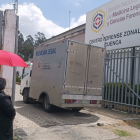 Vehículo de Medicina Legal ingresa al centro forense de Cuenca tras el siniestro que dejó 14 fallecidos y 29 heridos.