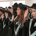 En una ceremonia con graduados de la Universidad Nacional de Educación, en 2023.