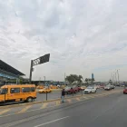 Entre las terminales terrestre "Jaime Roldós Aguilera" (izquierda) y la de Metrovía, Río Daule (d), el Municipio de Guayaquil prevé construir una plazoleta de integración.