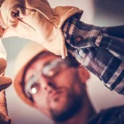 Técnico revisa los cables de una casa que no son loa adecuados y ello hace que se suba el costo de la energía eléctrica.