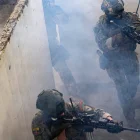 Soldados avanzan entre humo y concreto durante las maniobras conjuntas realizadas en Guayaquil.