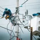 Personal de CNEL realiza trabajos de reconexión en distintos sectores de la ciudad tras los cortes imprevistos.