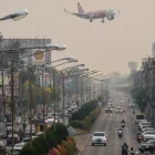 Un avión de pasajeros se prepara para aterrizar en el aeropuerto, en un día de alta contaminación en Chiang Mai, el 2 de abril de 2026.