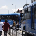Caos. Buses invaden carriles exclusivos, se pasan el semáforo en rojo y dejan pasajeros en medio de las calles.