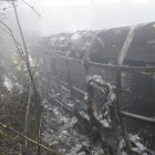 Un bus de la Cooperativa San Luis, que cubría la ruta Cuenca- Guayaquil, sufrió un grave siniestro de tránsito y quedó reducido a cenizas.