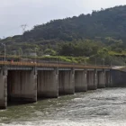 Una vista panorámica expone la crisis hídrica y la manipulación de recursos.