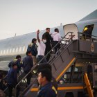 Un grupo de personas de diferentes nacionalidades fue trasladada en un avión como patrte del poroceso de control migratorio en Chile.