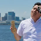 Referencial. Un ciudadano mide la temperatura en la Costa, donde el Inamhi prevé valores extremos hasta el 20 de abril.