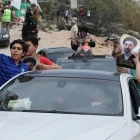 Desplazados libaneses comienzan a regresar a sus hogares tras la entrada en vigor del alto el fuego con Israel, este viernes, en Tiro.