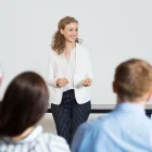 Las expresiones faciales y el tono de voz influyen de forma directa en la comunicación