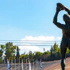Escultura en el Estadio Panathinaikó de Atenas, símbolo del olimpismo clásico, en medio del debate sobre nuevas reglas de participación.