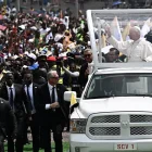 Llegada del papa León XIV a la misa multitudinaria en Duala.