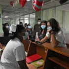 Personal médico del Hospital Cardiológico Pediátrico William Soler, conversa con delegados de la flotilla en La Habana, el 24 de marzo de 2026.
