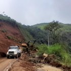 Un deslave de gran magnitud obstaculita el paso en el kilómetro 92 de la vía Cuenca- Molleturo- El Empalme.