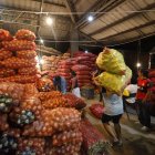 En el mercado de Montebello trabajadores bajan los sacos de los alimentos que llegan de diferentes provincias.