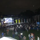 La plaza Guayarte no se llenó en su reapertura. Unas 300 personas asistieron al acto de reinauguración, la noche de este viernes 17 de abril.