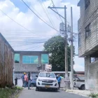 Personal de la Corporación Nacional de Electricidad (CNEL) acudió a reparar el daño por la explosión de un transformador.