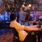 La Taberna. Hace 64 años funciona este bar en el barrio Las Peñas; su propietario, Manuel Vélez Linares, cuenta que entre sus clientes están sus amigos y los hijos de ellos.
