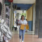 Tras dejar el colegio o mientras cursan la universidad, jóvenes buscan empleo en Euador, algo que puede resultar complicado.