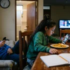 Imagen simbólica de niños, niñas y adolescentes, en Ecuador, que pasan horas en redes sociales, lo que les genera problemas de aprendizaje.