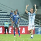 La frustración de los jugadores de Emelec en el festejo de uno de los dos goles de Damián Díaz (d).