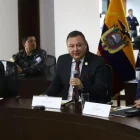 El exministro del Interior, Juan Zapata, aparece como uno de los posibles precandidatos para la Alcaldía de Quito, junto con el actual burgomaestre, Pabel Muñoz (d).