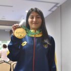 La marchista ecuatoriana Paula Torres muestra la medalla de oro que ganó en la maratón del Mundial por Equipos en Brasil.
