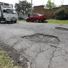 El conector de Alpachaca, que lleva al aeropuerto de Quito, en Tababela, presenta baches. A diario los conductores deben esquivarlos.