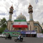 Varios automovilistas pasaron junto a la mezquita del Imam Sadiq (AS), cuya fachada lucía una enorme bandera iraní, en la plaza Palestina de Teherán.