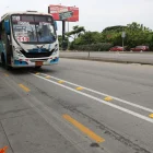 La segregación de la nueva ciclovía no impide que los conductores de buses, camiones y automóviles invadan el carril exclusivo.