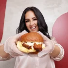 Con su hamburguesa La Manaba que ha resultado ganadora en ferias gastronómicas.