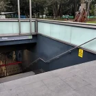 Las puertas de la estación El Ejido permanecen cerradas. Un guardia informa a los usuarios que no hay servicio.