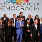 Mandatarios y representantes internacionales posaron en la cumbre que busca fortalecer la defensa democrática.